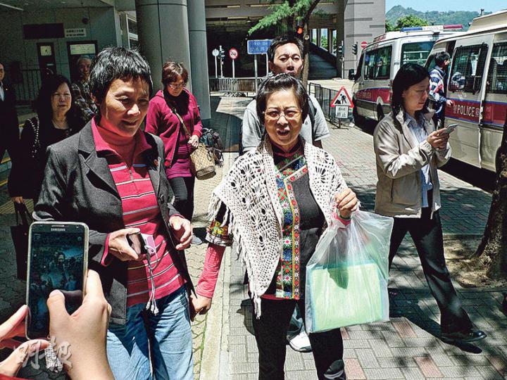 被告郭綺華(圖中攜膠袋者)強調身為市民,可以監察議員,希望在梁國雄就座前向他送上一些說話,並希望他接收碌柚葉。她又指不說粗話,只罵梁「監躉」。(何偉畧攝)控方呈堂影片拍攝到,事發後主持謝志峰(左)曾着「保衛香港運動」發起人傅振中「招呼你啲朋友」。謝昨到庭旁聽,有親建制旁聽市民與他合照。(何偉畧攝) 被告郭綺華(圖中攜膠袋者)強調身為市民,可以監察議員,希望在梁國雄就座前向他送上一些說話,並希望他接收碌柚葉。她又指不說粗話,只罵梁「監躉」。(何偉畧攝)控方呈堂影片拍攝到,事發後主持謝志峰(左)曾着「保衛香港運動」發起人傅振中「招呼你啲朋友」。謝昨到庭旁聽,有親建制旁聽市民與他合照。(何偉畧攝)