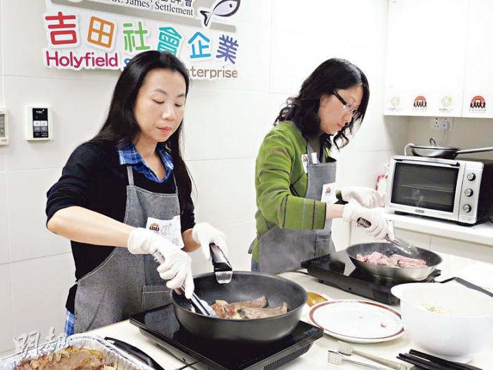 吉田大使上任前需接受8堂培訓,包括酒店大廚提供的烹飪訓練,大使Nancy(左)及Michelle(右)受訓後對各肉類烹煮知識大增,早前在「分甘同味派對」即場煎牛扒,供在場基層家庭享用。(黎芷欣攝) 吉田大使上任前需接受8堂培訓,包括酒店大廚提供的烹飪訓練,大使Nancy(左)及Michelle(右)受訓後對各肉類烹煮知識大增,早前在「分甘同味派對」即場煎牛扒,供在場基層家庭享用。(黎芷欣攝)