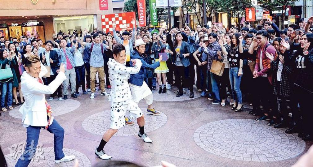 草蜢到銅鑼灣鬧市為旅發局拍廣告宣傳片,與群眾「一起森巴舞」。(攝影﹕娛樂組) 草蜢到銅鑼灣鬧市為旅發局拍廣告宣傳片,與群眾「一起森巴舞」。(攝影﹕娛樂組)