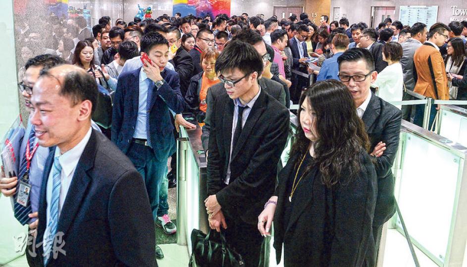 以低於區內二手價近兩成招徠的會德豐油塘PENINSULA EAST,昨晚開售首批150伙,吸引大批買家到場,開售首個半小時已售逾100伙。(劉焌陶攝)買家心聲﹕買家李先生 - 現居觀塘,斥約580萬元購入一個兩房戶自用,指樓盤定價吸引,計劃繳付約四成首期,但坦言「家人亦有幫少少」支付。 (方可兒攝) 以低於區內二手價近兩成招徠的會德豐油塘PENINSULA EAST,昨晚開售首批150伙,吸引大批買家到場,開售首個半小時已售逾100伙。(劉焌陶攝)買家心聲﹕買家李先生 - 現居觀塘,斥約580萬元購入一個兩房戶自用,指樓盤定價吸引,計劃繳付約四成首期,但坦言「家人亦有幫少少」支付。 (方可兒攝)
