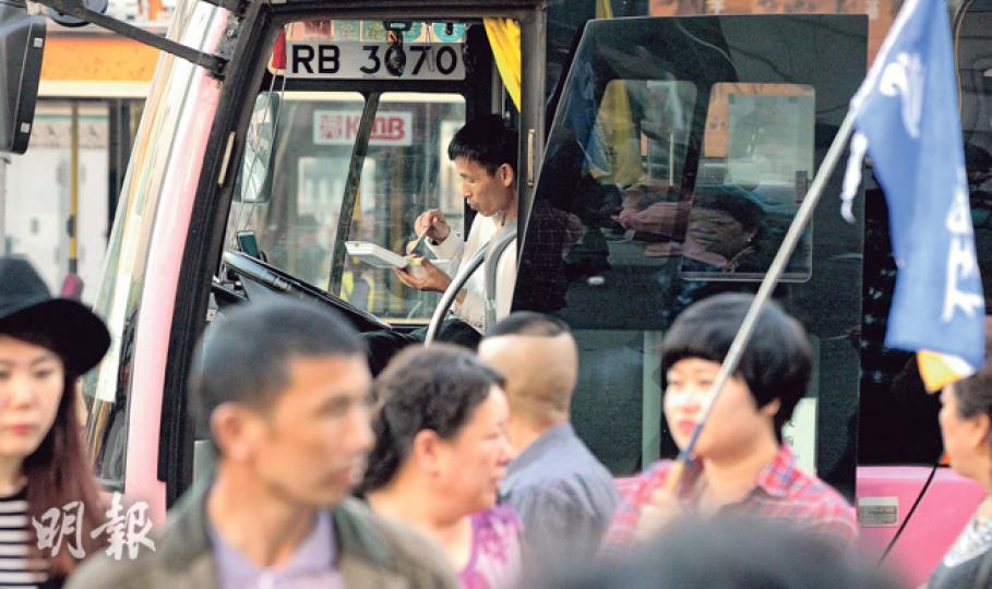 近月來港內地旅行團數目較去年同期下跌四成,直接拖累旅遊巴生意下跌,旅巴牌價則由年初的380萬下跌至現時的280萬。有旅巴業界人士表示,剛過去的復活節假期曾有不少旅遊巴空置在停車場,預料未來「團接團」情景不復再。(李澤彤攝) 近月來港內地旅行團數目較去年同期下跌四成,直接拖累旅遊巴生意下跌,旅巴牌價則由年初的380萬下跌至現時的280萬。有旅巴業界人士表示,剛過去的復活節假期曾有不少旅遊巴空置在停車場,預料未來「團接團」情景不復再。(李澤彤攝)