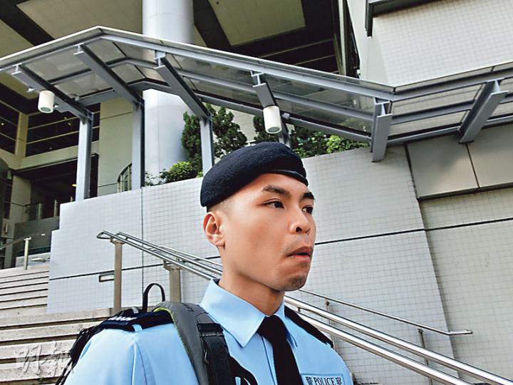 警員劉銘倫在庭上作供時,原表示被燈光「照」的時間為一至兩分鐘,之後在辯方盤問下改口為「10多秒」。(張梓鈴攝)被告盧建民否認阻差辦公罪,他被指於去年佔中期間在旺角以手機拍攝燈照射兩名警員,阻礙警員執行職務。(張梓鈴攝) 警員劉銘倫在庭上作供時,原表示被燈光「照」的時間為一至兩分鐘,之後在辯方盤問下改口為「10多秒」。(張梓鈴攝)被告盧建民否認阻差辦公罪,他被指於去年佔中期間在旺角以手機拍攝燈照射兩名警員,阻礙警員執行職務。(張梓鈴攝)