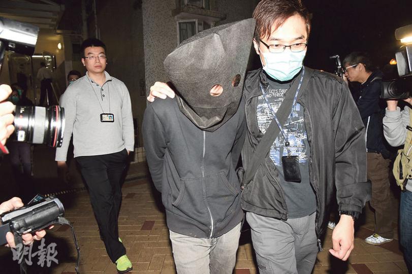 男子涉透過網上利誘女性拍攝色情短片轉售圖利被捕,由探員黑布蒙頭戴上手銬押返警署扣查。(蔡方山攝)探員在被捕男子寓所電腦發現逾160條色情短片,將電腦及手提電話等證物帶署調查。(蔡方山攝) 男子涉透過網上利誘女性拍攝色情短片轉售圖利被捕,由探員黑布蒙頭戴上手銬押返警署扣查。(蔡方山攝)探員在被捕男子寓所電腦發現逾160條色情短片,將電腦及手提電話等證物帶署調查。(蔡方山攝)