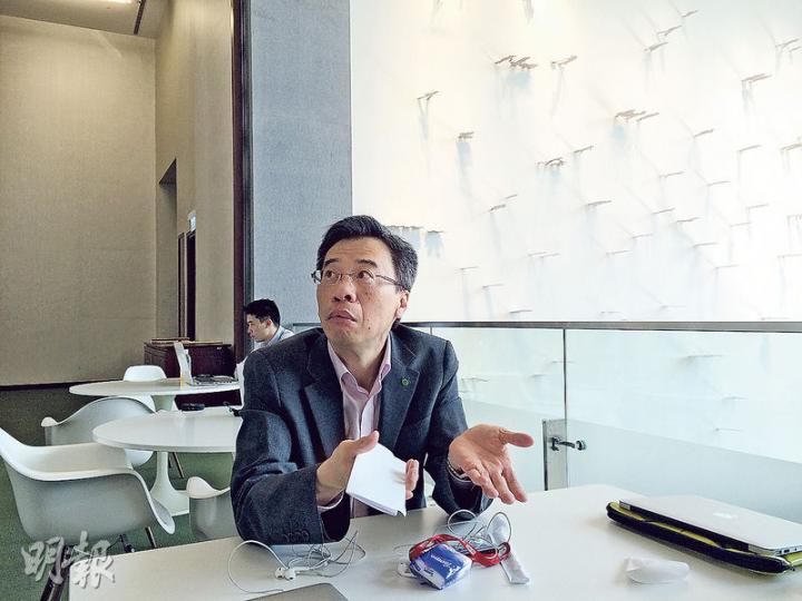 衛生服務界議員李國麟(圖)話,政務司長林鄭月娥唔見佢,佢無所謂,反正邊個搵佢都無所謂。(黃振豪攝) 衛生服務界議員李國麟(圖)話,政務司長林鄭月娥唔見佢,佢無所謂,反正邊個搵佢都無所謂。(黃振豪攝)