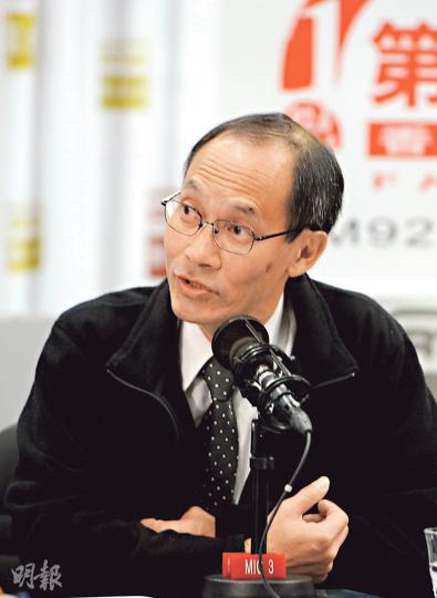 港大民研總監鍾庭耀近日再被親中報章指摘其「鍾氏民調」又在政改「關鍵時刻攪局」,鍾庭耀昨回應表示,現在不同陣營在打民意戰,中間力量更不斷被邊緣化、妖魔化,但他相信「歷史會還公道」。(胡景禧攝) 港大民研總監鍾庭耀近日再被親中報章指摘其「鍾氏民調」又在政改「關鍵時刻攪局」,鍾庭耀昨回應表示,現在不同陣營在打民意戰,中間力量更不斷被邊緣化、妖魔化,但他相信「歷史會還公道」。(胡景禧攝)