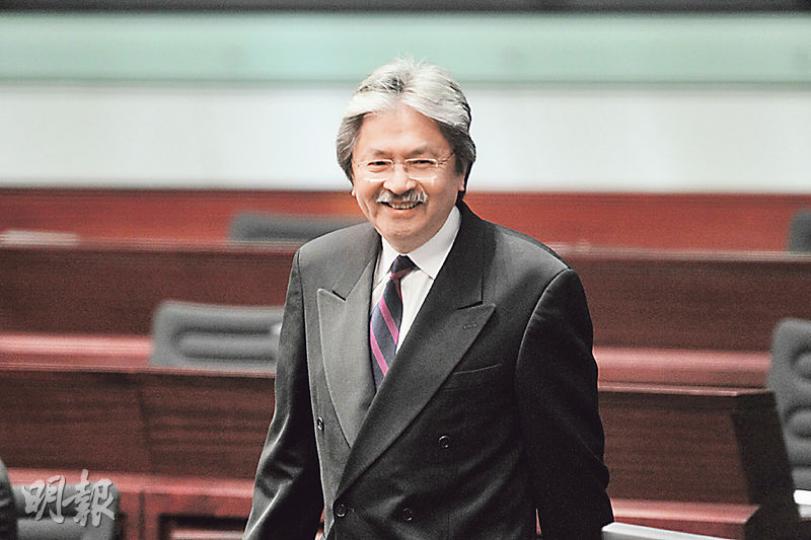 財政司長曾俊華昨不時留在會議廳內聆聽議員發言,下周三會作回應。(李澤彤攝) 財政司長曾俊華昨不時留在會議廳內聆聽議員發言,下周三會作回應。(李澤彤攝)