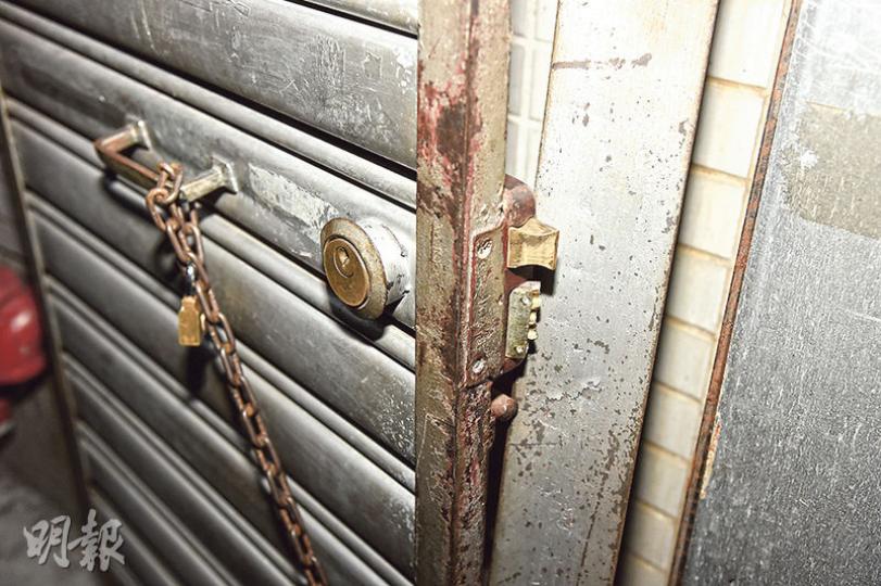 灣仔一間茶餐廳昨凌晨被竊匪撬閘潛入,店內夾萬被撬開,損失約2.3萬元現金,暫無人被捕。(蔡方山攝) 灣仔一間茶餐廳昨凌晨被竊匪撬閘潛入,店內夾萬被撬開,損失約2.3萬元現金,暫無人被捕。(蔡方山攝)