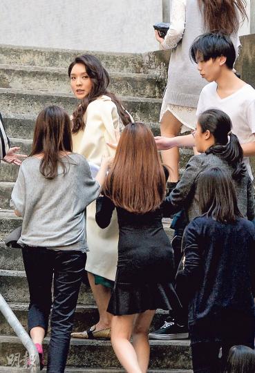 大肚官恩娜有多名工作人員護駕,有如女王出巡。(攝影﹕劉永銳、黃梓烜)官恩娜拍完一個鏡頭,助手即為她換上平底鞋休息。(攝影﹕劉永銳、黃梓烜)官恩娜佗住BB,穿上5吋高跟鞋行樓梯,看來有少少牙煙,但其實她是埋位前才換鞋,大家可放心。(攝影﹕劉永銳、黃梓烜)官恩娜發現記者即送飛吻,難掩興奮心情。(攝影﹕劉永銳、黃梓烜)官恩娜完成工作換上便服波鞋,開心回家安胎休息。(攝影﹕劉永銳、黃梓烜) 大肚官恩娜有多名工作人員護駕,有如女王出巡。(攝影﹕劉永銳、黃梓烜)官恩娜拍完一個鏡頭,助手即為她換上平底鞋休息。(攝影﹕劉永銳、黃梓烜)官恩娜佗住BB,穿上5吋高跟鞋行樓梯,看來有少少牙煙,但其實她是埋位前才換鞋,大家可放心。(攝影﹕劉永銳、黃梓烜)官恩娜發現記者即送飛吻,難掩興奮心情。(攝影﹕劉永銳、黃梓烜)官恩娜完成工作換上便服波鞋,開心回家安胎休息。(攝影﹕劉永銳、黃梓烜)
