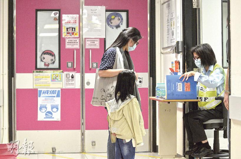 假醫生到過的4C病房(圖)昨有多名記者到場採訪,院方增派保安員駐守,並只准事前已登記的親友進入探訪,及須核對資料。(余俊亮攝) 假醫生到過的4C病房(圖)昨有多名記者到場採訪,院方增派保安員駐守,並只准事前已登記的親友進入探訪,及須核對資料。(余俊亮攝)