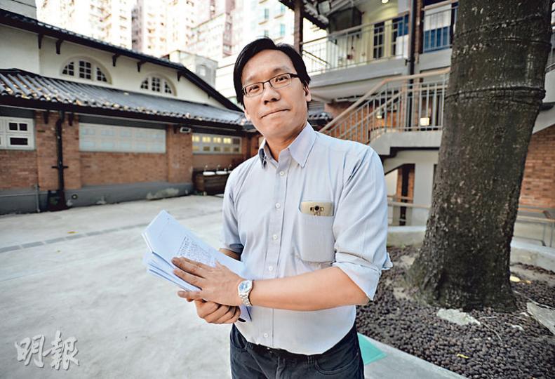 中史教師會會長兼福建中學(小西灣)中史科教師李偉雄說,過去已有不少教師反映校本評核工作量非常大,同時影響教書時間,加上如中史科校本評核只佔整體分數兩成,最終科目等級仍是主要取決於公開試成績,影響學生選修意欲。(盧翊銘攝) 中史教師會會長兼福建中學(小西灣)中史科教師李偉雄說,過去已有不少教師反映校本評核工作量非常大,同時影響教書時間,加上如中史科校本評核只佔整體分數兩成,最終科目等級仍是主要取決於公開試成績,影響學生選修意欲。(盧翊銘攝)