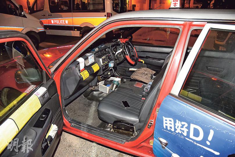 警方在的士車廂內檢獲刀匪遺下的iPhone手機,套內更藏有身分證,令匪徒未回到家已被捕。手機原在後座,疑警員調查後放在前座。(蔡方山攝) 警方在的士車廂內檢獲刀匪遺下的iPhone手機,套內更藏有身分證,令匪徒未回到家已被捕。手機原在後座,疑警員調查後放在前座。(蔡方山攝)