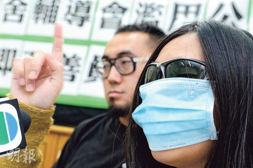 職工盟社會福利機構員工會昨召開記招,質疑受政府資助的鄰舍輔導會早前突向員工「派花紅」做法涉「肥上瘦下」,有現職員工和已離職前員工現身說法,認為派錢不公義,應提升員工薪級表及將金額均分在每月薪酬上。(劉焌陶攝) 職工盟社會福利機構員工會昨召開記招,質疑受政府資助的鄰舍輔導會早前突向員工「派花紅」做法涉「肥上瘦下」,有現職員工和已離職前員工現身說法,認為派錢不公義,應提升員工薪級表及將金額均分在每月薪酬上。(劉焌陶攝)