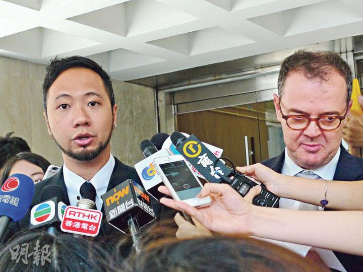 曾健超(左)強調事件涉及警方濫權問題,並非單單為自己被打而索償,故希望以司法覆核方式,令警方交出涉案七警的資料。圖右為其代表律師韋智達。(何偉畧攝) 曾健超(左)強調事件涉及警方濫權問題,並非單單為自己被打而索償,故希望以司法覆核方式,令警方交出涉案七警的資料。圖右為其代表律師韋智達。(何偉畧攝)