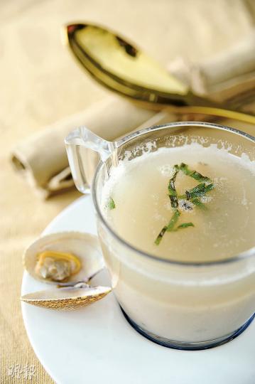 法式白腰豆鮮蜆湯 - 先以蘿蔔、韭菜、洋葱、法國白腰豆等熬煮菜湯,另邊廂用白酒煮蜆肉。待上菜一刻,把蜆肉放入菜湯,讓蜆肉的肉質得以保持之餘,亦留有酒香。(私房菜,B)(胡景禧攝)原朱古力乾果脆酥伴焦糖醬 - 選用法國70%可可濃度朱古力製作,加入小麥及有機乾果如土耳其杏桃、杏仁及合桃,再混入牛油及忌廉自製香滑焦糖醬,焗10分鐘即成,朱古力味濃郁細膩。 (私房菜,B)(胡景禧攝)有機橄欖杏仁小餅 - 特別加入Kalamata橄欖碎焗製而成,富杏仁香氣。(私房菜,B)(胡景禧攝)釀迷你鮮蔬伴有機十 法式白腰豆鮮蜆湯 - 先以蘿蔔、韭菜、洋葱、法國白腰豆等熬煮菜湯,另邊廂用白酒煮蜆肉。待上菜一刻,把蜆肉放入菜湯,讓蜆肉的肉質得以保持之餘,亦留有酒香。(私房菜,B)(胡景禧攝)原朱古力乾果脆酥伴焦糖醬 - 選用法國70%可可濃度朱古力製作,加入小麥及有機乾果如土耳其杏桃、杏仁及合桃,再混入牛油及忌廉自製香滑焦糖醬,焗10分鐘即成,朱古力味濃郁細膩。 (私房菜,B)(胡景禧攝)有機橄欖杏仁小餅 - 特別加入Kalamata橄欖碎焗製而成,富杏仁香氣。(私房菜,B)(胡景禧攝)釀迷你鮮蔬伴有機十