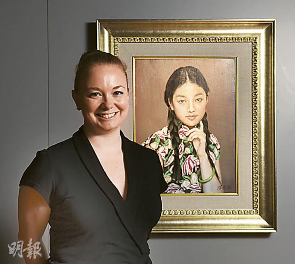 《馬小姐 》 - 香港蘇富比藝術空間策劃總監高嘉雯(Clare Cosman)﹕「『紅塵•夢鄉』的作品,展露了藝術家靈活多變的創作技巧、風格與媒材運用,尤其是《夢鄉》系列,運用複合媒材包括水彩、油彩及板畫,以獨特手法來對中國懷舊和詩情畫意加添想像。」Clare背後的一幅是全新作品《馬小姐 》(2015年,油彩畫布,58.5×43.5cm),畫中人是內地演員文章的太太馬伊琍。(陳淑安攝)陳逸鳴背後的是《魂縈舊夢》,2012年作,140×270cm,他指花了一個月繪畫。(陳淑安攝)人體油畫 (201 《馬小姐 》 - 香港蘇富比藝術空間策劃總監高嘉雯(Clare Cosman)﹕「『紅塵•夢鄉』的作品,展露了藝術家靈活多變的創作技巧、風格與媒材運用,尤其是《夢鄉》系列,運用複合媒材包括水彩、油彩及板畫,以獨特手法來對中國懷舊和詩情畫意加添想像。」Clare背後的一幅是全新作品《馬小姐 》(2015年,油彩畫布,58.5×43.5cm),畫中人是內地演員文章的太太馬伊琍。(陳淑安攝)陳逸鳴背後的是《魂縈舊夢》,2012年作,140×270cm,他指花了一個月繪畫。(陳淑安攝)人體油畫 (201