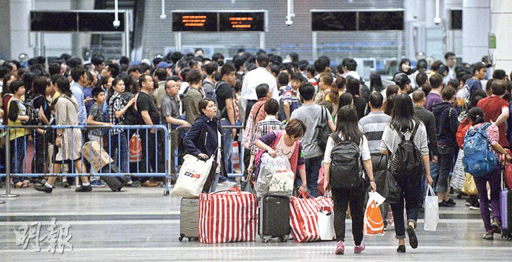 深圳灣通道昨日人頭湧湧,大量旅客等候過關來港,高峰期要輪候逾1小時,入境處指截至昨下午5時,共錄得平均每小時約3160名訪港旅客入境,與過往半年的周末人次相若。(余俊亮攝) 深圳灣通道昨日人頭湧湧,大量旅客等候過關來港,高峰期要輪候逾1小時,入境處指截至昨下午5時,共錄得平均每小時約3160名訪港旅客入境,與過往半年的周末人次相若。(余俊亮攝)