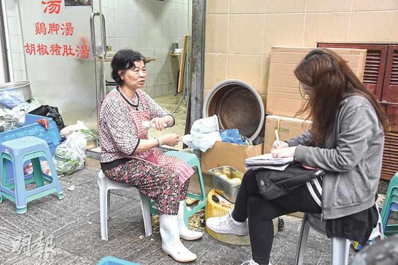 以老火湯馳名的食肆連番遭人闖入搗亂,女負責人向探員講述遇事經過。(蔡方山攝) 以老火湯馳名的食肆連番遭人闖入搗亂,女負責人向探員講述遇事經過。(蔡方山攝)