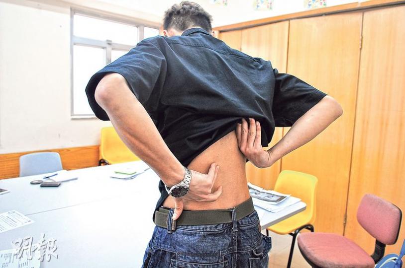 80後吊機手盧遠獎年僅27歲,因椎間盤突出腰痛而要停工,從此無法再做勞力工作,對未來生活十分擔憂。 (賴俊傑攝) 80後吊機手盧遠獎年僅27歲,因椎間盤突出腰痛而要停工,從此無法再做勞力工作,對未來生活十分擔憂。 (賴俊傑攝)