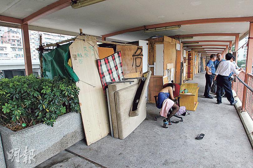 欽州街西行人天橋上搭建了逾10間「劏房,昨火警後,仍有一排「劏房」未被波及,其中一名女露宿者(前)被指案發前曾持打火機徘徊,晚上被警員帶走調查。(林俊源攝)不少露宿者聚居的欽州街西天橋昨凌晨發生縱火案,約3至4間用木板等搭建而成的小屋遭焚毁,天橋頂亦被嚴重熏黑。(蔡方山攝)在天橋上搭建的木屋「劏房」甚具規模,部分大門有鎖,門邊更貼上「出入平安」等揮春。(蔡方山攝)其中一間天橋「劏房」面積約80方呎,內有牀褥、梳化、枱椅及木櫃等,儼如長期居所。(蔡方山攝) 欽州街西行人天橋上搭建了逾10間「劏房,昨火警後,仍有一排「劏房」未被波及,其中一名女露宿者(前)被指案發前曾持打火機徘徊,晚上被警員帶走調查。(林俊源攝)不少露宿者聚居的欽州街西天橋昨凌晨發生縱火案,約3至4間用木板等搭建而成的小屋遭焚毁,天橋頂亦被嚴重熏黑。(蔡方山攝)在天橋上搭建的木屋「劏房」甚具規模,部分大門有鎖,門邊更貼上「出入平安」等揮春。(蔡方山攝)其中一間天橋「劏房」面積約80方呎,內有牀褥、梳化、枱椅及木櫃等,儼如長期居所。(蔡方山攝)
