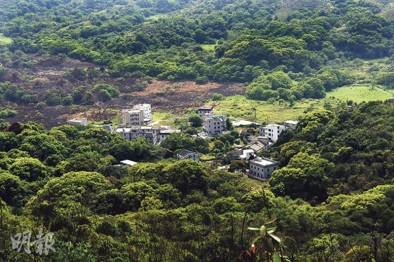 蓮麻坑村隱沒在翠綠山谷之中,不少人稱之為「世外桃源」。(陳淑安攝)葉定仕故居,一九○八年建成,外貌參照孫中山在翠亨村的舊居,現列為法定古蹟。(陳淑安攝)蓮麻坑村是一條客家村,屋後的山林,是村中的風水林,遠處隱約可見的山峰,是深圳的梧桐山。(陳淑安攝)葉定仕為辛亥革命傾家蕩產,最後餓死於故居,二○一一年,辛亥革命一百周年,蓮麻坑村村民籌錢,在葉定仕故居外立孫中山像作為紀念。(陳淑安攝)古橋主道(陳嘉文攝)葉氏宗祠(陳嘉文攝) 蓮麻坑村隱沒在翠綠山谷之中,不少人稱之為「世外桃源」。(陳淑安攝)葉定仕故居,一九○八年建成,外貌參照孫中山在翠亨村的舊居,現列為法定古蹟。(陳淑安攝)蓮麻坑村是一條客家村,屋後的山林,是村中的風水林,遠處隱約可見的山峰,是深圳的梧桐山。(陳淑安攝)葉定仕為辛亥革命傾家蕩產,最後餓死於故居,二○一一年,辛亥革命一百周年,蓮麻坑村村民籌錢,在葉定仕故居外立孫中山像作為紀念。(陳淑安攝)古橋主道(陳嘉文攝)葉氏宗祠(陳嘉文攝)