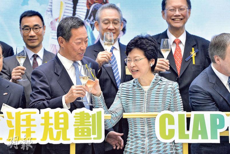 政府本周末動員整個問責團隊,落區宣傳政改,政務司長林鄭月娥(前右)呼籲不同政見人士表達意見時,不應阻礙政府與市民直接溝通。圖為林鄭昨出席賽馬會青年生涯規劃開幕禮,前左為馬會董事局主席葉錫安。(余俊亮攝) 政府本周末動員整個問責團隊,落區宣傳政改,政務司長林鄭月娥(前右)呼籲不同政見人士表達意見時,不應阻礙政府與市民直接溝通。圖為林鄭昨出席賽馬會青年生涯規劃開幕禮,前左為馬會董事局主席葉錫安。(余俊亮攝)