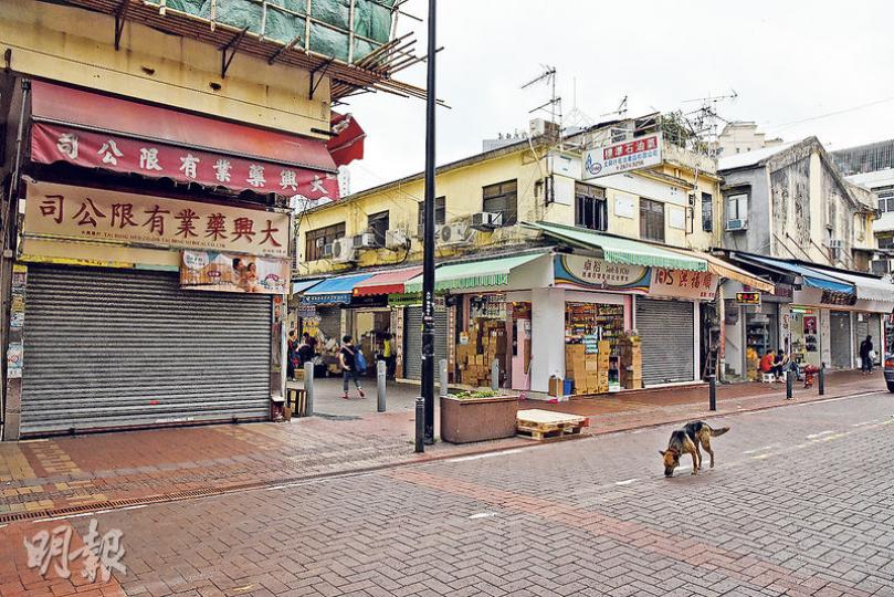上水新功街及巷仔街一帶,昨日最少有5間店舖拉閘沒有營業,另有一間店舖貼出招租告示。有鄰店職員指招租的舖位原是售賣食品及日用品的水貨店,約於上周三關門。 (林智傑攝) 上水新功街及巷仔街一帶,昨日最少有5間店舖拉閘沒有營業,另有一間店舖貼出招租告示。有鄰店職員指招租的舖位原是售賣食品及日用品的水貨店,約於上周三關門。 (林智傑攝)