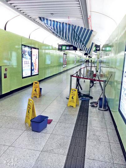 港鐵港大站一行人通道漏水,港鐵在假天花吊帆布,將水引至地下兩個大桶,漏出的水一度形成水柱,盛了約四分一個大水桶。(張煒明攝) 港鐵港大站一行人通道漏水,港鐵在假天花吊帆布,將水引至地下兩個大桶,漏出的水一度形成水柱,盛了約四分一個大水桶。(張煒明攝)