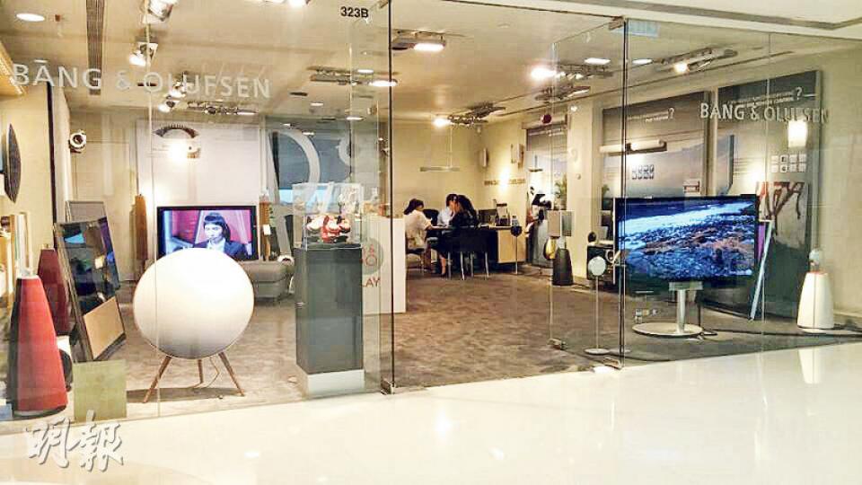 丹麥高級影音品牌Bang & Olufsen尖沙嘴海港城分店將於下月遷出,業界料縮減分店後每月省租約10萬元。(劉詠怡攝) 丹麥高級影音品牌Bang & Olufsen尖沙嘴海港城分店將於下月遷出,業界料縮減分店後每月省租約10萬元。(劉詠怡攝)