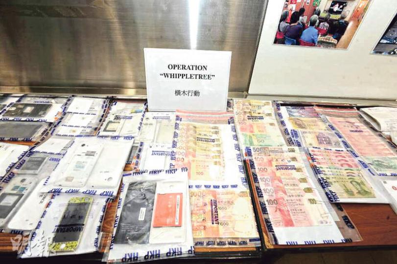 警方破獲由本地人組成的「猜猜我是誰」電話行騙集團,檢獲46部手機、約1萬元現金,以及大量銀行提款卡和帳戶文件。(衛永康攝) 警方破獲由本地人組成的「猜猜我是誰」電話行騙集團,檢獲46部手機、約1萬元現金,以及大量銀行提款卡和帳戶文件。(衛永康攝)