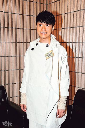 張敬軒上台唱《青春常駐》時,未知是否因特首梁振英在台下欣賞,所以將歌詞中的「叮噹」改作「香港」。(攝影:鍾偉茵) 黃秋生覺得林超賢得獎風波是溝通問題,要檢討及改善。(攝影:鍾偉茵) 張敬軒上台唱《青春常駐》時,未知是否因特首梁振英在台下欣賞,所以將歌詞中的「叮噹」改作「香港」。(攝影:鍾偉茵) 黃秋生覺得林超賢得獎風波是溝通問題,要檢討及改善。(攝影:鍾偉茵)