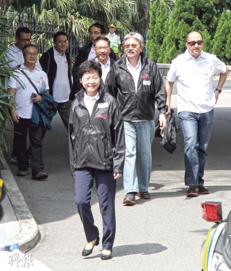 政務司長林鄭月娥(前)表示,在普選中市民可以投白票表達對整個選舉過程的看法,若特首普選出現過百萬張白票,對當選的特首會有政治壓力。圖為林鄭月娥昨日與一眾高官往出席巴士宣傳活動。(林俊源攝) 政務司長林鄭月娥(前)表示,在普選中市民可以投白票表達對整個選舉過程的看法,若特首普選出現過百萬張白票,對當選的特首會有政治壓力。圖為林鄭月娥昨日與一眾高官往出席巴士宣傳活動。(林俊源攝)