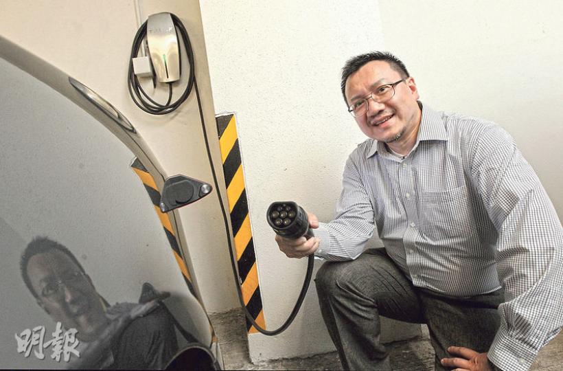 居於將軍澳維景灣畔的吳先生,自資在屋苑停車場安裝充電裝置,前後花了兩年才能爭取各方同意安裝。(李澤彤攝)吳先生為了愛車Tesla,現每月向管理處交費約千元,當中包括電費及行政費用。圖為電動車的充電裝置。(李澤彤攝) 居於將軍澳維景灣畔的吳先生,自資在屋苑停車場安裝充電裝置,前後花了兩年才能爭取各方同意安裝。(李澤彤攝)吳先生為了愛車Tesla,現每月向管理處交費約千元,當中包括電費及行政費用。圖為電動車的充電裝置。(李澤彤攝)