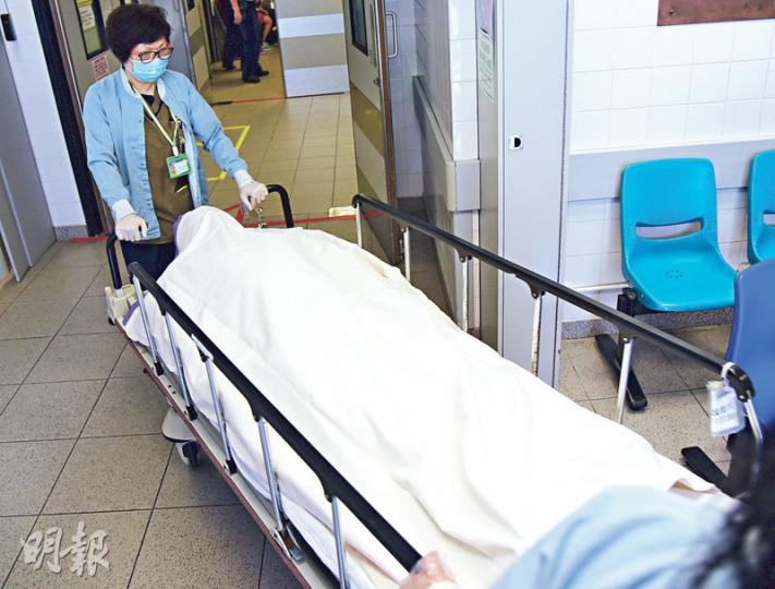 58歲兄長下海修理漁船時遇溺,送院時已陷昏迷,最終不治身亡。(林智傑攝)53歲弟弟未能救起兄長,其間因漁船翻側而墮海,送院治理後無大礙,但與兄長陰陽相隔。 (林智傑攝) 58歲兄長下海修理漁船時遇溺,送院時已陷昏迷,最終不治身亡。(林智傑攝)53歲弟弟未能救起兄長,其間因漁船翻側而墮海,送院治理後無大礙,但與兄長陰陽相隔。 (林智傑攝)
