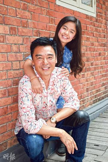 鍾鎮濤讚女兒鍾懿唱歌有職業水準,記歌詞快,聲線又穩定。(攝影:梁迺楠) 鍾鎮濤讚女兒鍾懿唱歌有職業水準,記歌詞快,聲線又穩定。(攝影:梁迺楠)