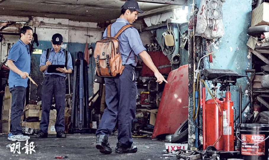 黃大仙環鳳街一車房前日發生奪命大爆炸後,消防昨派員昨到附近車房巡查,向車房負責人查詢有否存放大量風煤樽等易燃氣體。(盧翊銘攝)屋宇署已經申請封閉黃大仙環鳳街爆炸案現場的六層大廈全幢,政府部門調查人員至昨日深夜仍在現場挑燈蒐證,以求盡早找出爆炸原因。爆炸案現場居民已全部遷出,大廈空無一人,只餘頹垣敗瓦,氣氛詭異。(余俊亮攝)香港工程師學會燃氣及能源分部前主席司徒家成及城市的士車主司機聯會主席莊永德昨向本報記者指出,石油氣的士車頭內的「氣化器」(左圖箭嘴示)若出現問題,必須由專業人士維修,一般車房維 黃大仙環鳳街一車房前日發生奪命大爆炸後,消防昨派員昨到附近車房巡查,向車房負責人查詢有否存放大量風煤樽等易燃氣體。(盧翊銘攝)屋宇署已經申請封閉黃大仙環鳳街爆炸案現場的六層大廈全幢,政府部門調查人員至昨日深夜仍在現場挑燈蒐證,以求盡早找出爆炸原因。爆炸案現場居民已全部遷出,大廈空無一人,只餘頹垣敗瓦,氣氛詭異。(余俊亮攝)香港工程師學會燃氣及能源分部前主席司徒家成及城市的士車主司機聯會主席莊永德昨向本報記者指出,石油氣的士車頭內的「氣化器」(左圖箭嘴示)若出現問題,必須由專業人士維修,一般車房維