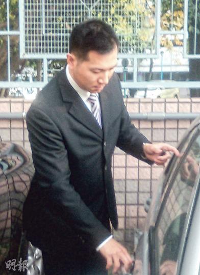涉誤信同袍的事主陳志成(圖)於庭上表示,被告向他聲稱其胞妹在美國蘋果公司工作,能以員工優惠訂購iPhone 5s。(張梓鈴攝)原駐守落馬洲分區的警員關經豪(圖)現已停職,他涉於前年以多張不能兌現的支票,應付兩名向他訂購iPhone 5s投資獲利的同袍。(張梓鈴攝) 涉誤信同袍的事主陳志成(圖)於庭上表示,被告向他聲稱其胞妹在美國蘋果公司工作,能以員工優惠訂購iPhone 5s。(張梓鈴攝)原駐守落馬洲分區的警員關經豪(圖)現已停職,他涉於前年以多張不能兌現的支票,應付兩名向他訂購iPhone 5s投資獲利的同袍。(張梓鈴攝)