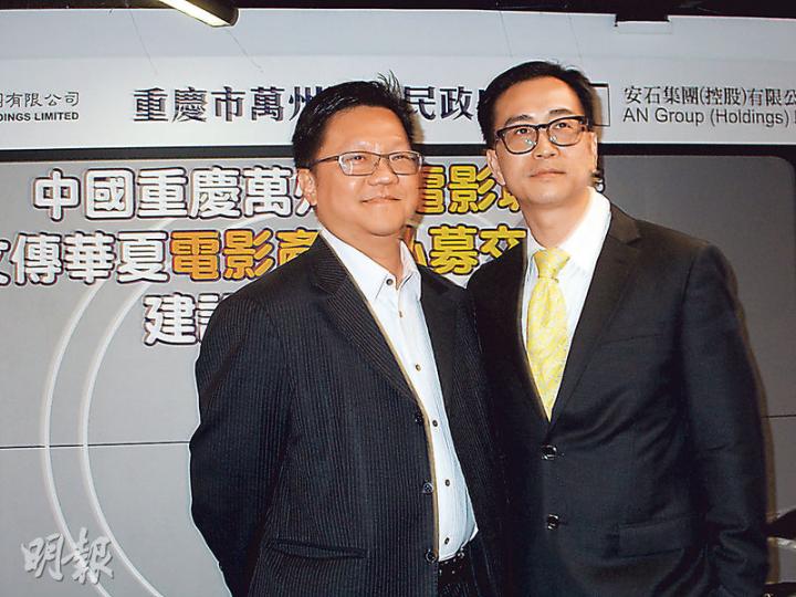 文化傳信執行董事兼首席營運官陳文龍(左)表示,公司計劃先打開內地影業私募市場,香港投資者要參與仲要等吓。圖右為該公司董事總經理關健聰。(陳偉燊攝) 文化傳信執行董事兼首席營運官陳文龍(左)表示,公司計劃先打開內地影業私募市場,香港投資者要參與仲要等吓。圖右為該公司董事總經理關健聰。(陳偉燊攝)