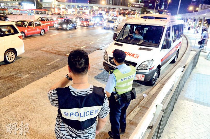 警方昨晚展開捷進行動追緝匪徒七人車,在全港各區主要公路及幹道設路障,令路面擠塞,使得賊車無法逃走。圖為紅磡隧道往九龍方向,警員監視行經的車輛。(劉焌陶攝)警方在飛鵝山道設置路障,搜查所有出入車輛。 (伍浦鋒攝) 警方昨晚展開捷進行動追緝匪徒七人車,在全港各區主要公路及幹道設路障,令路面擠塞,使得賊車無法逃走。圖為紅磡隧道往九龍方向,警員監視行經的車輛。(劉焌陶攝)警方在飛鵝山道設置路障,搜查所有出入車輛。 (伍浦鋒攝)