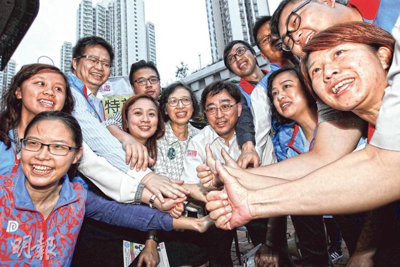 食衛局長高永文(左七)、副局長陳肇始(左六)、政治助理陳凱欣(左四)昨日在民建聯陳恒鑌、工聯會麥美娟等人陪同下,在葵芳宣傳政改。據了解,工聯會及民建聯部分很大機會今年底出選區議會的人士協助派單張,如盧婉婷(左上沒戴眼鏡者)、張燁媚(左下戴眼鏡者)等。(李紹昌攝) 食衛局長高永文(左七)、副局長陳肇始(左六)、政治助理陳凱欣(左四)昨日在民建聯陳恒鑌、工聯會麥美娟等人陪同下,在葵芳宣傳政改。據了解,工聯會及民建聯部分很大機會今年底出選區議會的人士協助派單張,如盧婉婷(左上沒戴眼鏡者)、張燁媚(左下戴眼鏡者)等。(李紹昌攝)