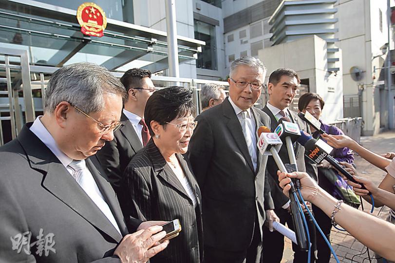 自由黨昨到中聯辦與中聯辦主任張曉明會晤一個多小時。自由黨黨魁方剛(前左三)會後引述張曉明指出,政府提出的政改方案,在現時環境下已是非常民主。前左起為立法會議員張宇人、榮譽主席劉健儀、方剛、主席鍾國斌、榮譽主席周梁淑怡。(郭慶輝攝) 自由黨昨到中聯辦與中聯辦主任張曉明會晤一個多小時。自由黨黨魁方剛(前左三)會後引述張曉明指出,政府提出的政改方案,在現時環境下已是非常民主。前左起為立法會議員張宇人、榮譽主席劉健儀、方剛、主席鍾國斌、榮譽主席周梁淑怡。(郭慶輝攝)