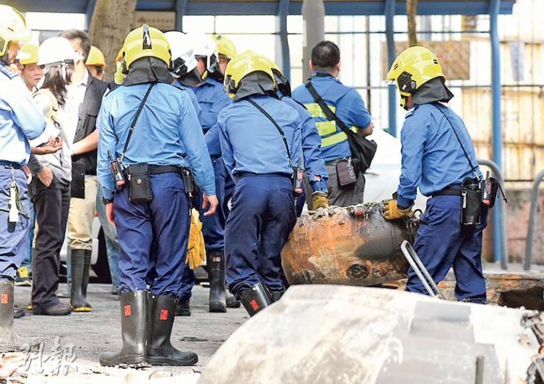 消防員昨從發生爆炸車房內燒毁的士車尾抬出一個石油氣缸,氣缸外殼焚毁熏黑,但仍然完整,沒有變形。(鍾炳然攝)在爆炸案中身亡之的士司機陳錦波的家屬,昨到現場路邊拜祭,眾人神情哀傷。(鍾炳然攝)周日黃大仙車房發生大爆炸時,身處車房內的石油氣的士昨首度曝光,全車嚴重焚毁至只剩車架,車頂塌下,有如廢鐵。(李紹昌攝) 消防員昨從發生爆炸車房內燒毁的士車尾抬出一個石油氣缸,氣缸外殼焚毁熏黑,但仍然完整,沒有變形。(鍾炳然攝)在爆炸案中身亡之的士司機陳錦波的家屬,昨到現場路邊拜祭,眾人神情哀傷。(鍾炳然攝)周日黃大仙車房發生大爆炸時,身處車房內的石油氣的士昨首度曝光,全車嚴重焚毁至只剩車架,車頂塌下,有如廢鐵。(李紹昌攝)