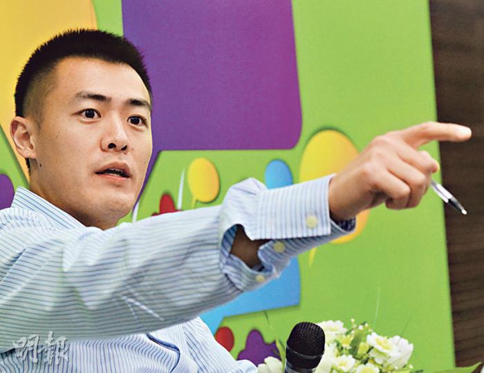 今個月接任青年事務委員會主席嘅劉鳴煒,噚日出席青年交流會,同70幾個青年交流,對方嘅問題由創業、創意、教育,以至政治都有。(劉焌陶攝) 今個月接任青年事務委員會主席嘅劉鳴煒,噚日出席青年交流會,同70幾個青年交流,對方嘅問題由創業、創意、教育,以至政治都有。(劉焌陶攝)