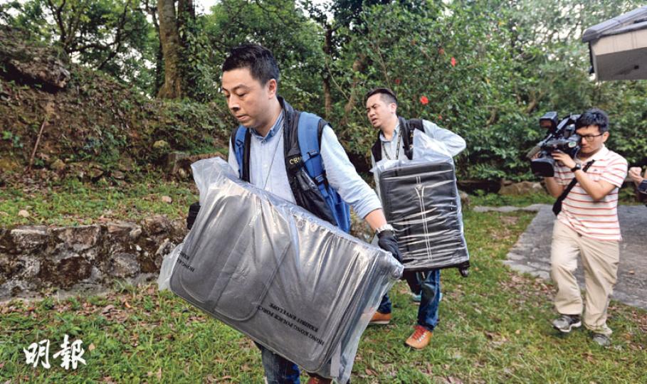 警方昨於飛鵝山頂附近的山坡尋回用以存放2800萬元贖款的兩個大型行李篋,帶走進一步調查。(鄧宗弘攝)直升機昨凌晨一度在飛鵝山上空盤旋,並以燈射向山頭叢林以搜捕在逃綁匪。(蔡方山、鄧宗弘攝)大批機動部隊警員昨日到飛鵝山一帶地氈式搜索,追查綁匪線索。(鄧宗弘攝)綁匪日前闖入西貢甘澍路10號的2號獨立屋(紅框示),資料顯示其戶主為「針織大王」羅定邦六子羅家駒,昨有探員曾攜警犬入內調查。而據資料,右邊的1號屋年前遭賊人潛入並綁起外傭。(伍浦鋒攝)警員檢查百花林路小徑旁一個膠袋,內有黑色膠紙、一包香煙及一 警方昨於飛鵝山頂附近的山坡尋回用以存放2800萬元贖款的兩個大型行李篋,帶走進一步調查。(鄧宗弘攝)直升機昨凌晨一度在飛鵝山上空盤旋,並以燈射向山頭叢林以搜捕在逃綁匪。(蔡方山、鄧宗弘攝)大批機動部隊警員昨日到飛鵝山一帶地氈式搜索,追查綁匪線索。(鄧宗弘攝)綁匪日前闖入西貢甘澍路10號的2號獨立屋(紅框示),資料顯示其戶主為「針織大王」羅定邦六子羅家駒,昨有探員曾攜警犬入內調查。而據資料,右邊的1號屋年前遭賊人潛入並綁起外傭。(伍浦鋒攝)警員檢查百花林路小徑旁一個膠袋,內有黑色膠紙、一包香煙及一