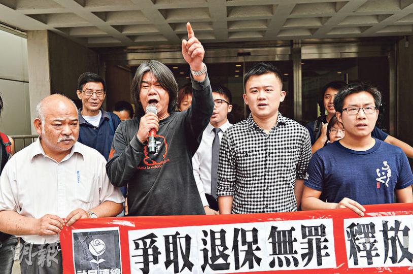 社民連主席梁國雄(左二)、副主席黃浩銘(右一)及曾健成(左一)昨往高院聲援陳德章(右二)。(葉家豪攝) 社民連主席梁國雄(左二)、副主席黃浩銘(右一)及曾健成(左一)昨往高院聲援陳德章(右二)。(葉家豪攝)