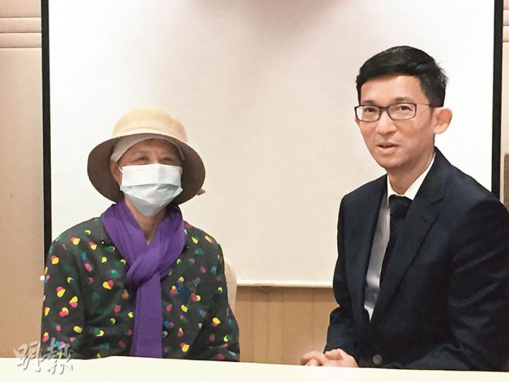 張女士(左)去年3月確診第四期肺腺癌,一度拒接受化療,惟病情約一年後惡化,出現心包積水及腦有腫瘤才願意接受化療,其主診的內科腫瘤科專科醫生表黃梓明(右)表示,涉事病人應盡早接受化療,避免病情惡化。(邱雅錡攝) 張女士(左)去年3月確診第四期肺腺癌,一度拒接受化療,惟病情約一年後惡化,出現心包積水及腦有腫瘤才願意接受化療,其主診的內科腫瘤科專科醫生表黃梓明(右)表示,涉事病人應盡早接受化療,避免病情惡化。(邱雅錡攝)