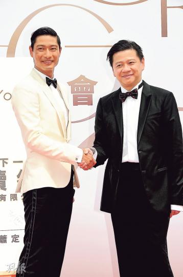 王宗堯(左)跟蕭定一(右)提早續約5年,並自爆公司加了他很多倍人工。(攝影:鍾偉茵) 王宗堯(左)跟蕭定一(右)提早續約5年,並自爆公司加了他很多倍人工。(攝影:鍾偉茵)
