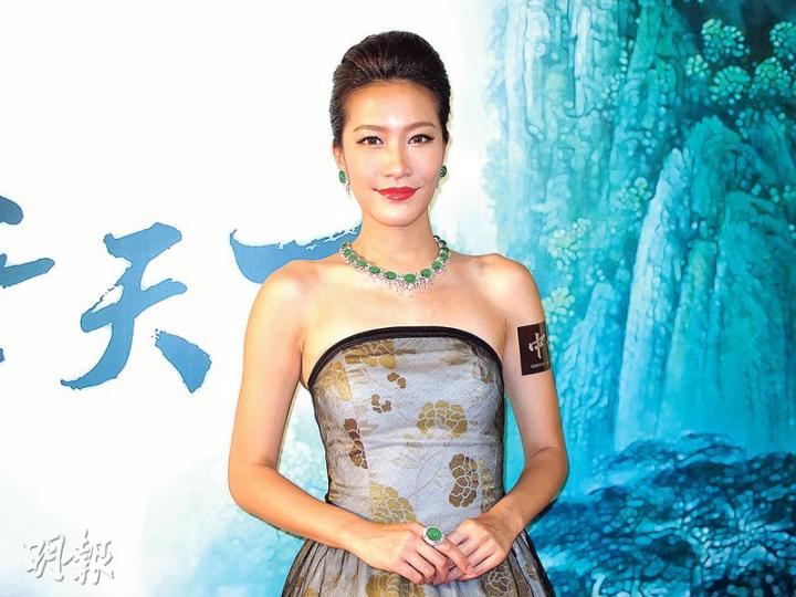 周美欣身上的翡翠每顆色澤亮度均圓潤剔透,總值超過1.5億港元,難怪她小心翼翼。(攝影/記者:林蘊兒) 周美欣身上的翡翠每顆色澤亮度均圓潤剔透,總值超過1.5億港元,難怪她小心翼翼。(攝影/記者:林蘊兒)
