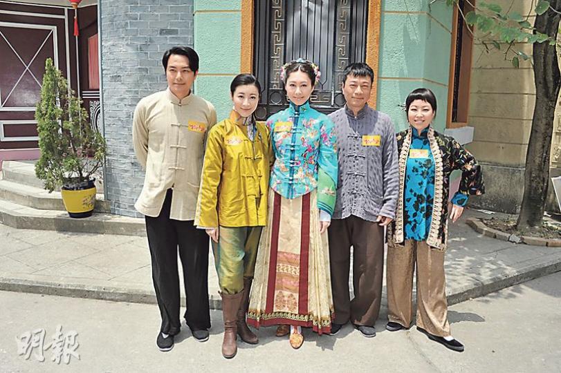 蕭正楠(左起)、林夏薇、胡定欣、祥仔及蝦頭昨日在電視城拍《公公出宮》。(攝影/記者﹕陳釗) 蕭正楠(左起)、林夏薇、胡定欣、祥仔及蝦頭昨日在電視城拍《公公出宮》。(攝影/記者﹕陳釗)