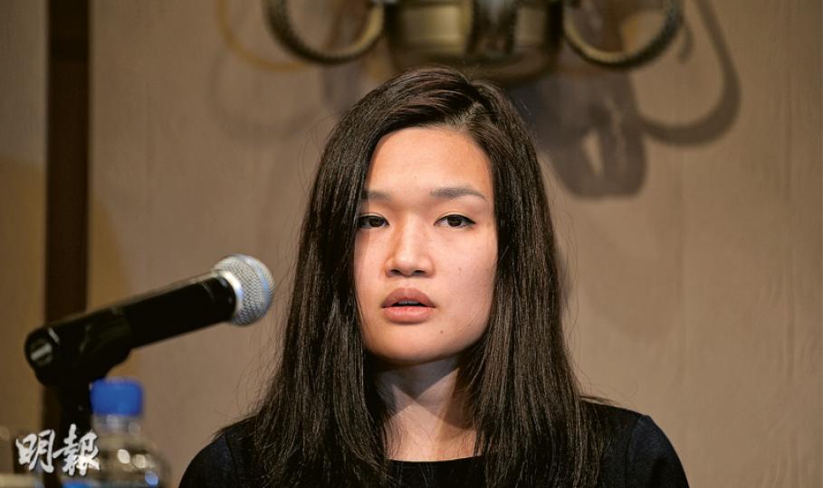 2800萬元綁架案中的女事主羅君兒,昨日在四季酒店召開記者會「報平安」,以淡妝示人的她表示,自己精神及身體都沒有受到綁架案打擊,但在事件中受驚,冀傳媒給予空間。(鄧宗弘攝)記者昨早到訪羅君兒在中環的製作公司Production Q,門口寫着K&K Property,資料顯示其父羅家駒為公司股東。該公司職員稱羅小姐不在辦公室,及後再致電記者指羅先生及羅小姐需要時間休息,暫不回應事件;至昨晚羅君兒決定召開記者會交代事件。(李澤彤攝)西貢2800萬元綁架案中女事主、bossini創辦人羅定邦的孫女羅君 2800萬元綁架案中的女事主羅君兒,昨日在四季酒店召開記者會「報平安」,以淡妝示人的她表示,自己精神及身體都沒有受到綁架案打擊,但在事件中受驚,冀傳媒給予空間。(鄧宗弘攝)記者昨早到訪羅君兒在中環的製作公司Production Q,門口寫着K&K Property,資料顯示其父羅家駒為公司股東。該公司職員稱羅小姐不在辦公室,及後再致電記者指羅先生及羅小姐需要時間休息,暫不回應事件;至昨晚羅君兒決定召開記者會交代事件。(李澤彤攝)西貢2800萬元綁架案中女事主、bossini創辦人羅定邦的孫女羅君