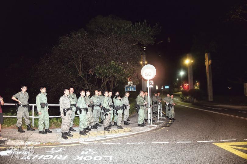 警徹夜搜捕﹕大批機動部隊警員前晚通宵搜查大埔公路赤坭坪村,其間封村搜查。圖為警員一度登車進入毗鄰的中文大學範圍搜查。(蔡方山攝)警徹夜搜捕﹕警方通宵在大埔公路赤坭坪村搜查,其間警員駐守所有出入口,車輛進出須逐一接受查問。 (蔡方山攝) 警徹夜搜捕﹕大批機動部隊警員前晚通宵搜查大埔公路赤坭坪村,其間封村搜查。圖為警員一度登車進入毗鄰的中文大學範圍搜查。(蔡方山攝)警徹夜搜捕﹕警方通宵在大埔公路赤坭坪村搜查,其間警員駐守所有出入口,車輛進出須逐一接受查問。 (蔡方山攝)